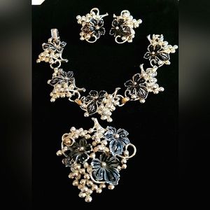 RARE VINTAGE SARAH COVENTRY GOLDEN GRAPE CLUSTER